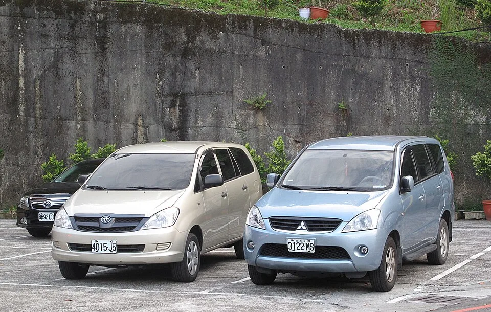 Toyota Innova Crysta photo 1